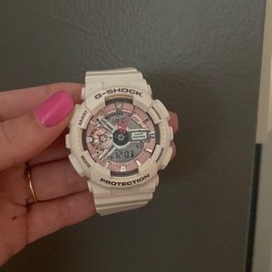 White G Shock watch, batteries work, just need to adjust time